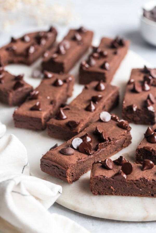 Healthy Chocolate Protein Bars are made with 6 real food ingredients and no added sugar. The perfect low calorie and gluten free protein snack that's simple to make and a treat even picky eaters will love!