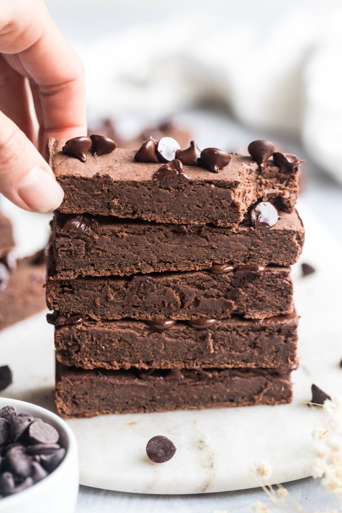 Healthy Chocolate Protein Bars are made with 6 real food ingredients and no added sugar. The perfect low calorie and gluten free protein snack that's simple to make and a treat even picky eaters will love!