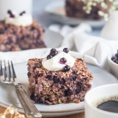 This High Protein Blueberry Oatmeal Bake recipe is a healthy breakfast that is low calorie, vegan, gluten free and packed with protein. Perfect for make ahead of time for meal prep and easy to customize to your liking.