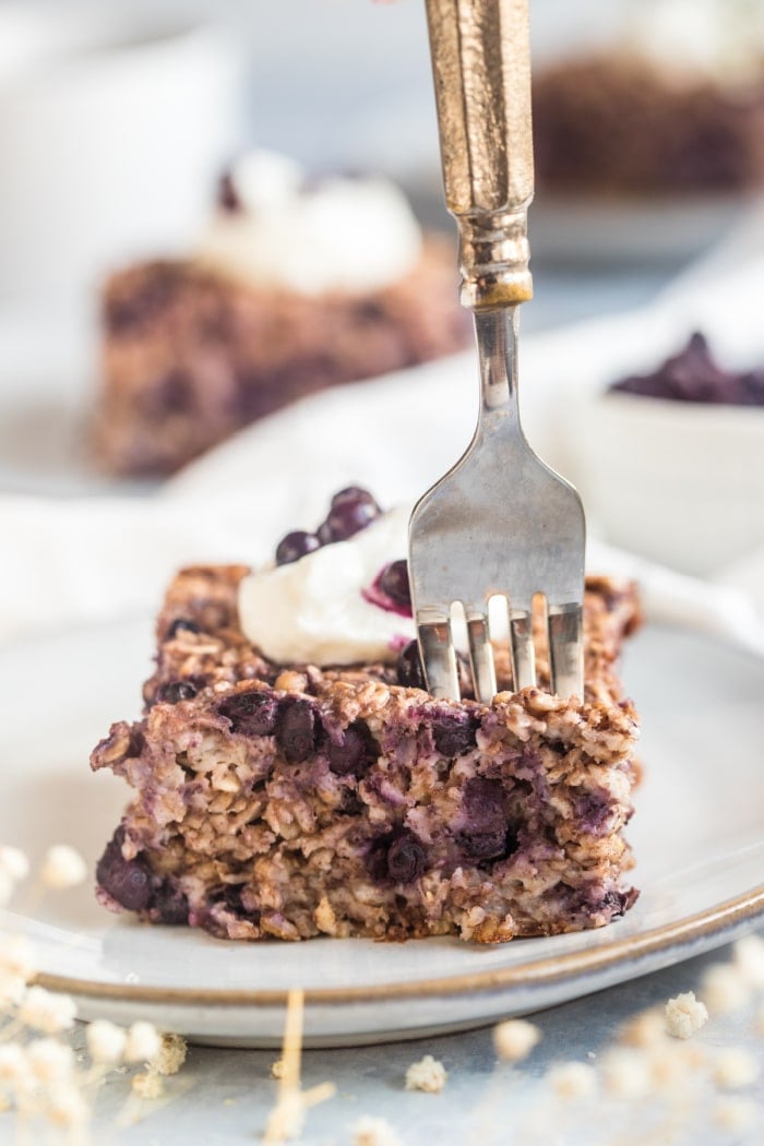 This High Protein Blueberry Oatmeal Bake recipe is a healthy breakfast that is low calorie, vegan, gluten free and packed with protein. Perfect for make ahead of time for meal prep and easy to customize to your liking.