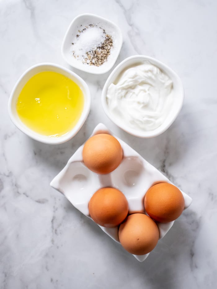 ingredients for scrambled eggs with yogurt