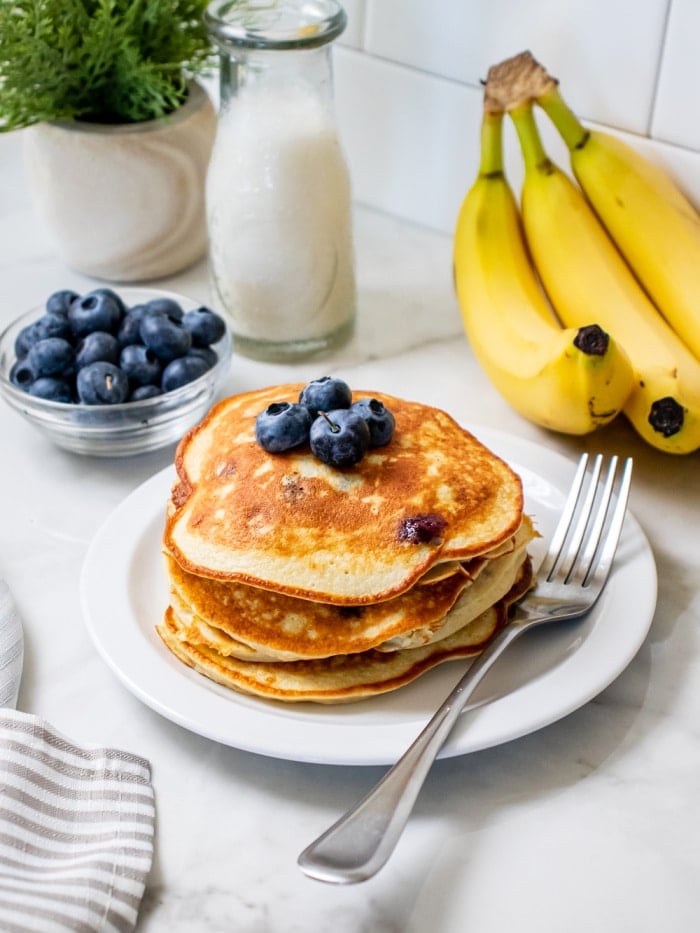 Low Calorie Protein Pancakes everyone will enjoy! Make the BEST low calorie protein pancakes with just 5 ingredients. 