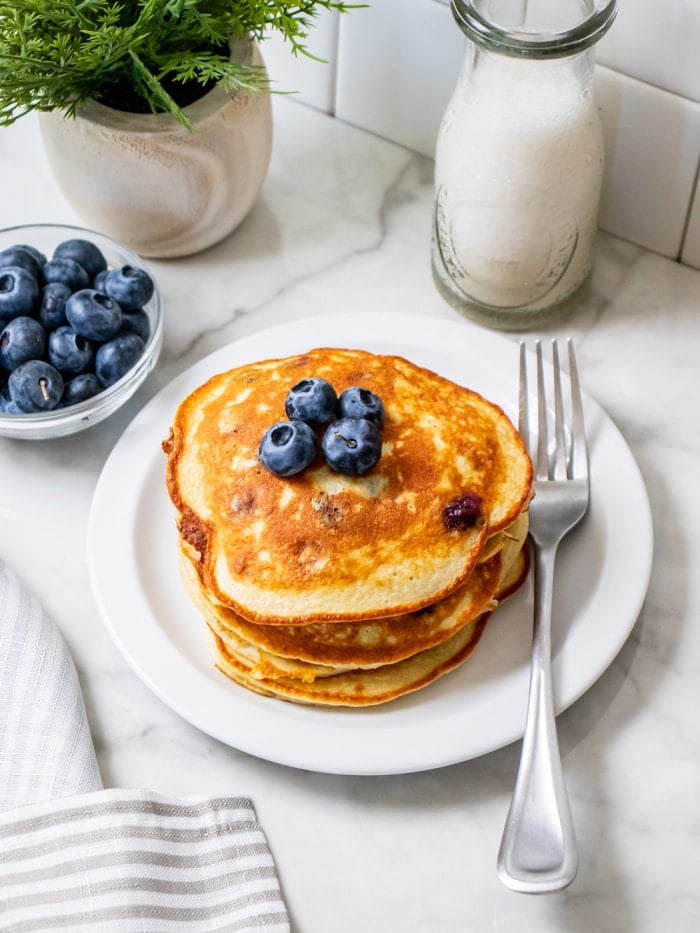 Low Calorie Protein Pancakes everyone will enjoy! Make the BEST low calorie protein pancakes with just 5 ingredients. 