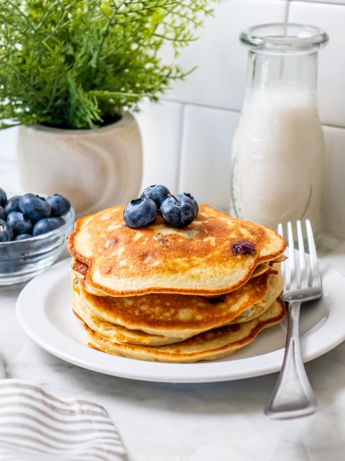 Low Calorie Protein Pancakes everyone will enjoy! Make the BEST low calorie protein pancakes with just 5 ingredients. 