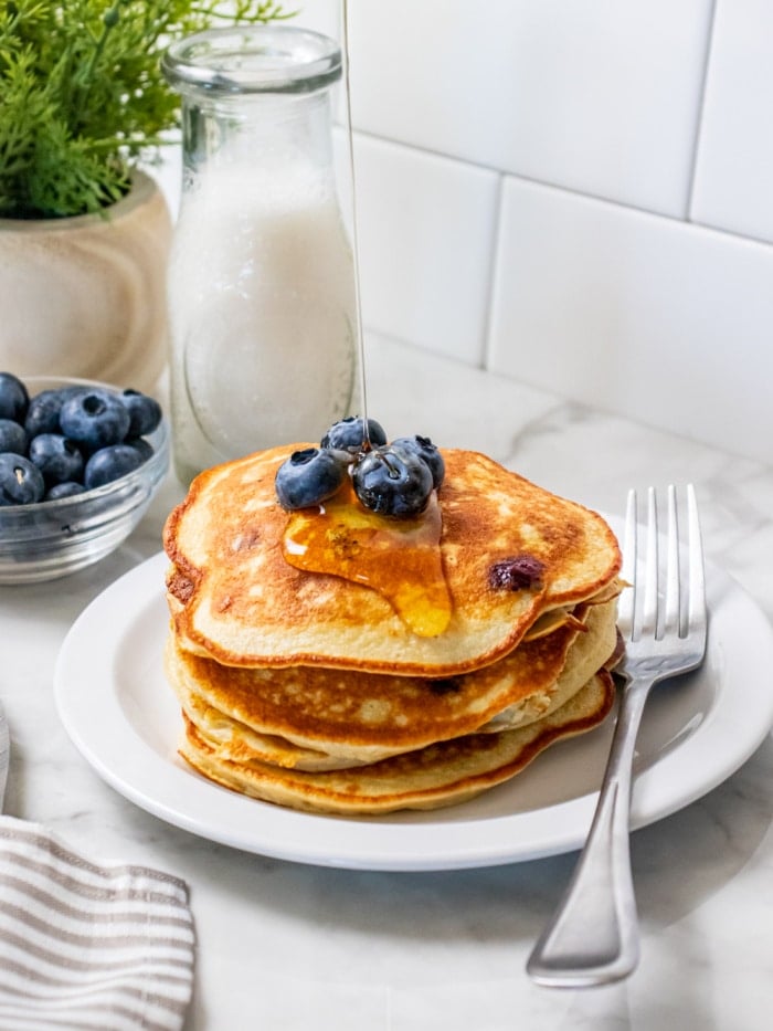 Low Calorie Protein Pancakes everyone will enjoy! Make the BEST low calorie protein pancakes with just 5 ingredients.