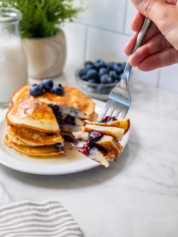 Low Calorie Protein Pancakes everyone will enjoy! Make the BEST low calorie protein pancakes with just 5 ingredients. 