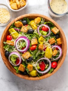 garden salad with red onion rings and croutons