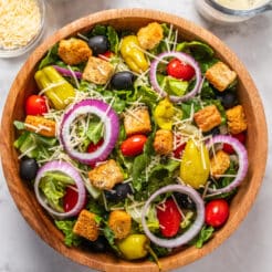 garden salad with red onion rings and croutons