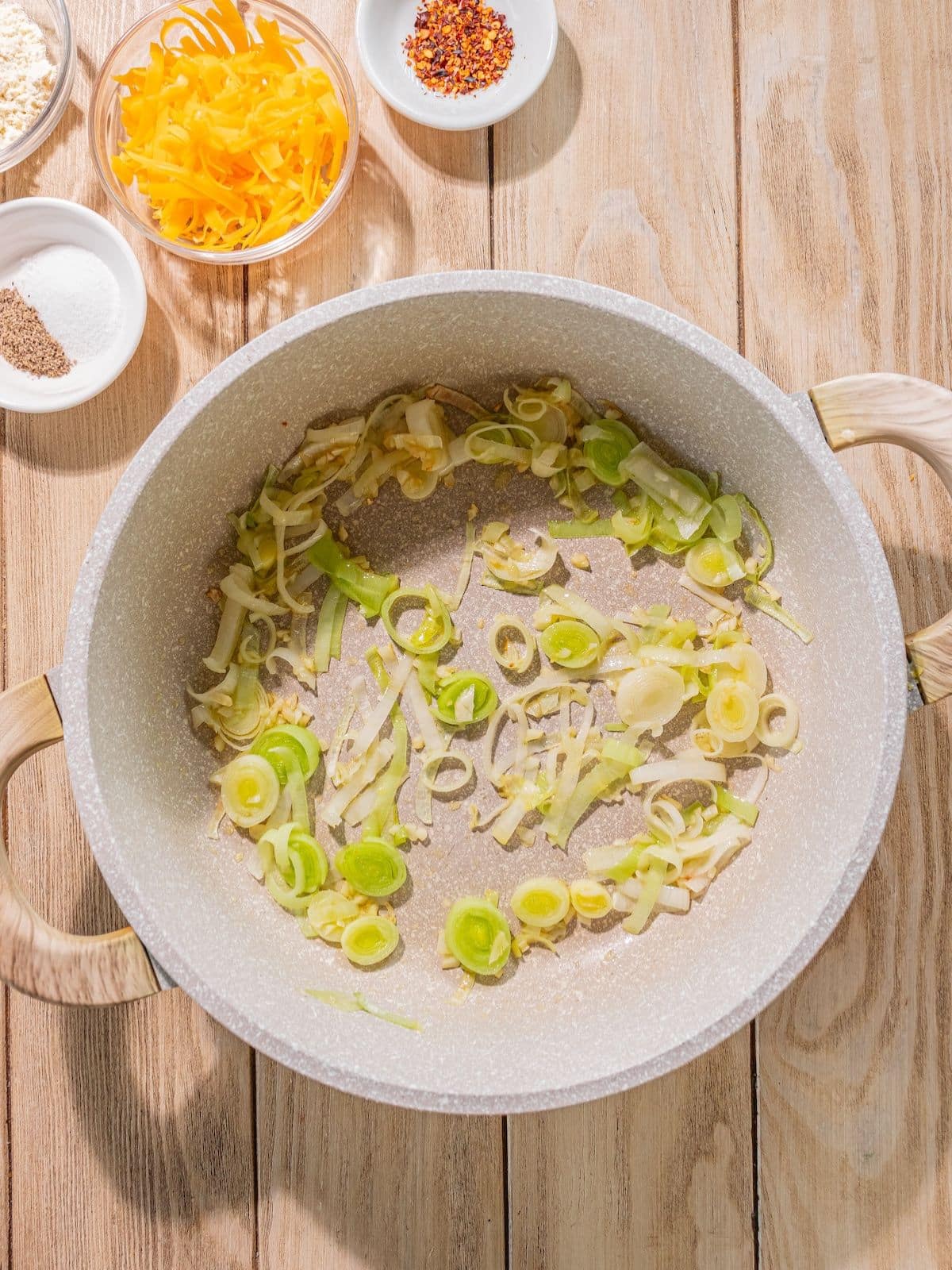 Leeks, garlic and olive oil in a pot.