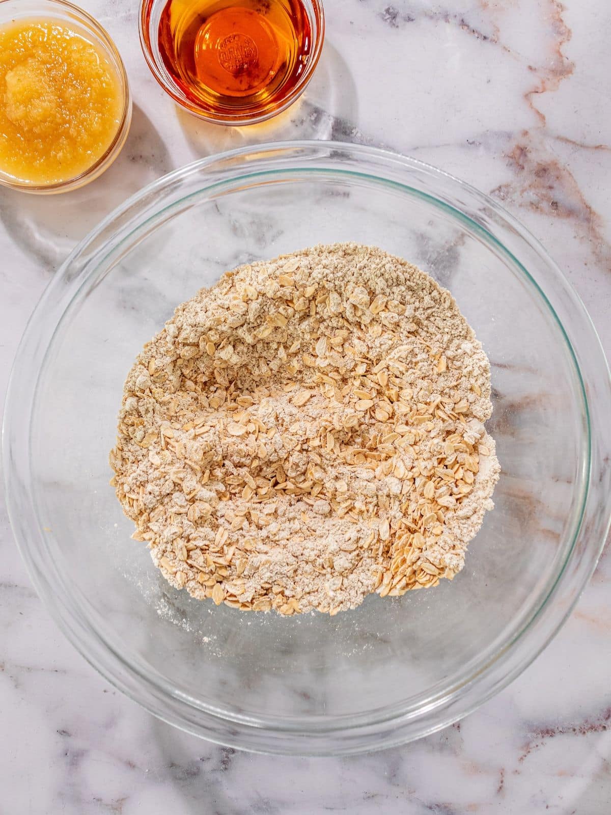Oats, flour, cinnamon, salt and baking soda in a bowl.