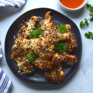 A plate filled with everything bagel chicken wings.