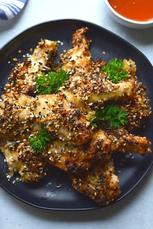 A plate filled with everything bagel chicken wings.